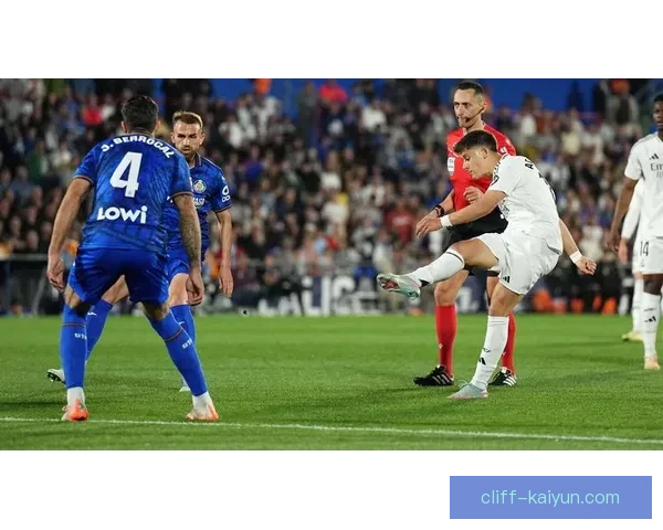 卡马文加盘带优势持续提升，展现出强大的控球能力和突破潜力